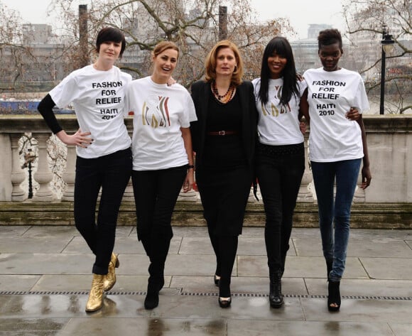 Naomi Campbell prépare son défilé de mode en soutien à Haïti à Londres le 25 janvier 2010. Elle pose avec Erin O'Connor, Yasmin Le Bon, Sarah Brown et Sheila Atim
