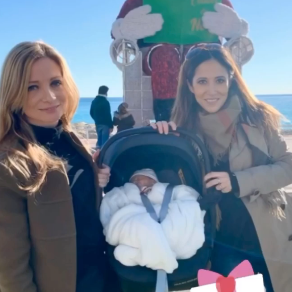 Fabienne Carat posant avec sa fille Céleste et sa soeur Carole à Nice, où elle a accouché.