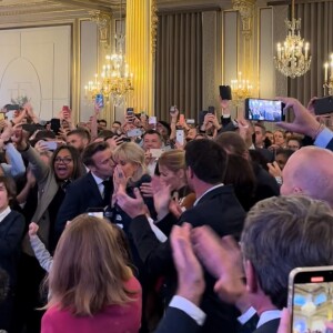 Photo publiée par le conseiller de la première dame Brigitte Macron de son mari Emmanuel Macron et elle au palais de l'Elysée à Paris, peu après avoir découvert les résultats des élections présidentielles à 20 heures.