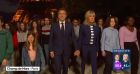 Arrivée d'Emmanuel Macron sur le Champ-de-Mars à Paris avec son épouse Brigitte Macron, le soir de la victoire de sa réélection aux présidentielles. Le couple est entourée d'enfants de militants et bénévoles.