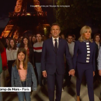 Emmanuel Macron réélu président : Brigitte bouleversée, sa main serrant fort son mari victorieux