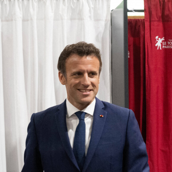 Le président de la République française et candidat du parti centriste La République en marche (LREM) à la réélection, Emmanuel Macron et sa femme, la Première Dame Brigitte Macron votent pour le deuxième tour de l'élection présidentielle française au Touquet, France, le 24 avril 2022.