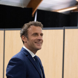 Le président de la République française et candidat du parti centriste La République en marche (LREM) à la réélection, Emmanuel Macron et sa femme, la Première Dame Brigitte Macron votent pour le deuxième tour de l'élection présidentielle française au Touquet, France, le 24 avril 2022.