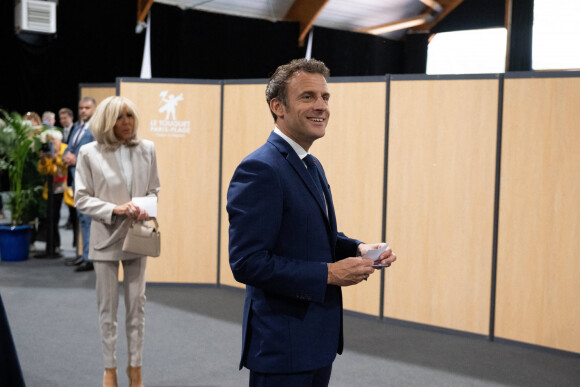 Le président de la République française et candidat du parti centriste La République en marche (LREM) à la réélection, Emmanuel Macron et sa femme, la Première Dame Brigitte Macron votent pour le deuxième tour de l'élection présidentielle française au Touquet, France, le 24 avril 2022.