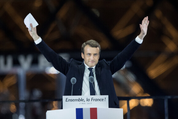 Le président-élu, Emmanuel Macron, prononce son discours devant la pyramide au musée du Louvre à Paris, après sa victoire lors du deuxième tour de l'élection présidentielle le 7 mai 2017.