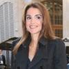 Rania de Jordanie portant un joli trench Burberry