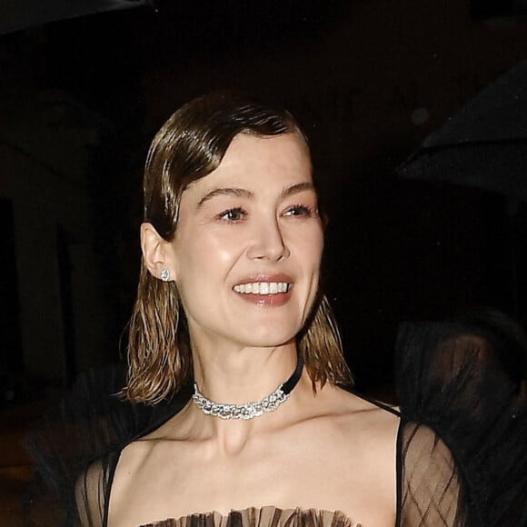 Rosamund Pike - People à la soirée Dior dans le cadre de la 59 ème Biennale d'art de Venise. Les bénéfices de cette soirée seront reversés aux réfugiés Ukrainiens en Italie. venise le 23 avril 2022 