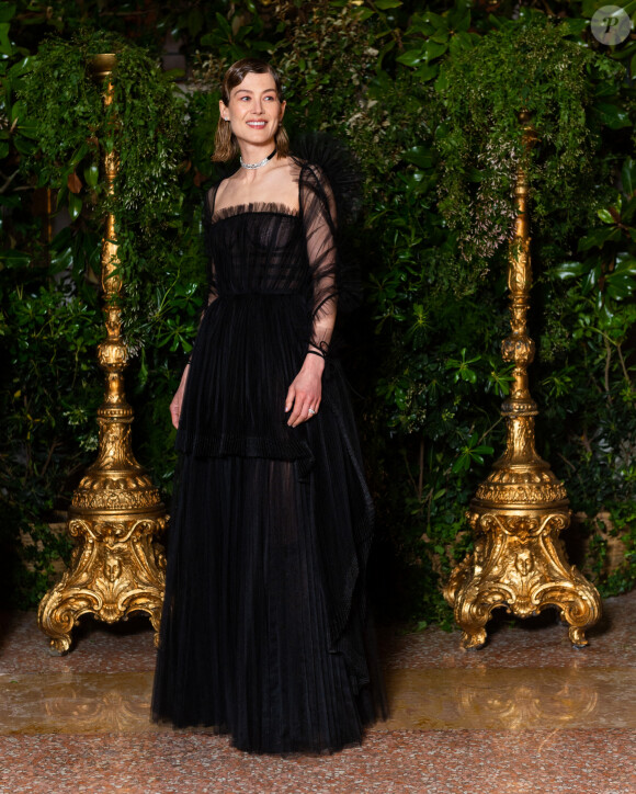 Rosamund Pike - Photocall de la soirée de gala "Dior et Venetian Heritage" à l'opéra La Fenice à Venise, dans le cadre de l'ouverture de la 59 ème Biennale d'art contemporain, le 23 avril 2022. 