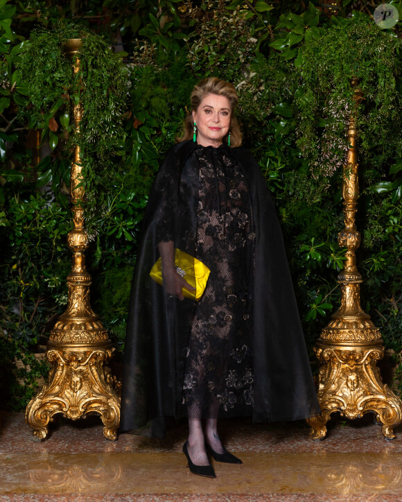 Catherine Deneuve - Photocall de la soirée de gala "Dior et Venetian Heritage" à l'opéra La Fenice à Venise, dans le cadre de l'ouverture de la 59 ème Biennale d'art contemporain, le 23 avril 2022. 