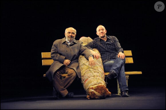 Gérard Jugnot, ici au côté de l'auteur et metteur en scène Philippe Claudel, se dévoile sur la scène du Petit Théâtre à Paris le 20 janvier 2010 dans la pièce Le Paquet
