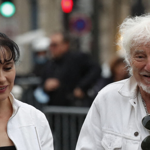 Hugues Aufray et sa compagne Muriel - Obsèques de Jean-Paul Belmondo en en l'église Saint-Germain-des-Prés, à Paris le 10 septembre 2021. © Cyril Moreau / Bestimage 