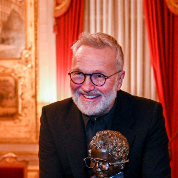 Laurent Ruquier et son Manneken Pis lors d'une réception à l'hôtel de ville de Bruxelles avec Laurent.Ruquier et l'équipe des Grosses Têtes pour inaugurer le Manneken Pis habillé avec un costume de l'animateur le 16 novembre 2021 © Frédéric Andrieu / Bestimage 