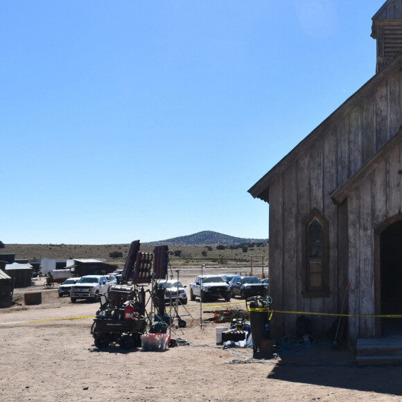 Le département du shériff de Santa Fe dévoile des photos et des vidéos du drame qui coûté la vie à Halyna Hutchins lors du tournage du film "Rust" avec Alec Baldwin.