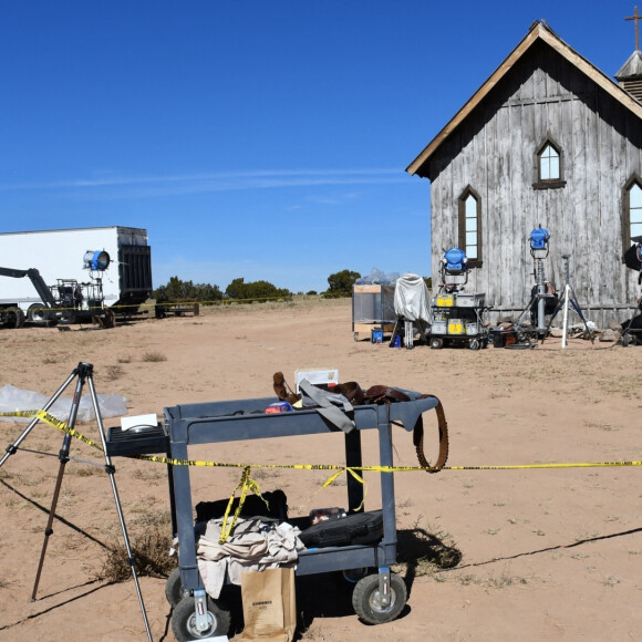 Le département du shériff de Santa Fe dévoile des photos et des vidéos du drame qui coûté la vie à Halyna Hutchins lors du tournage du film "Rust" avec Alec Baldwin. Des photos dramatiques prises par des détectives montrent Alec Baldwin quelques instants après avoir abattu la directrice de la photographie Halyna Hutchins sur le tournage de leur malheureux Western, Rust, au Nouveau-Mexique en octobre 2021. Des compresses de gaze médicale tachées de sang sont également représentées pour traiter Halyna, décédée. de ses blessures, et le réalisateur Joel Souza qui a été blessé à l'épaule et a survécu. Le décor de l'église où la fusillade s'est produite est également montré, tout comme le revolver de style XIXe siècle qui a causé la blessure mortelle de Halyna. Ces photos, prises comme preuves par des détectives, ont été communiquées aux médias par le bureau du shérif du comté de Santa Fe dans le cadre d'une divulgation de tous ses dossiers sur la fusillade d'octobre 2021.  