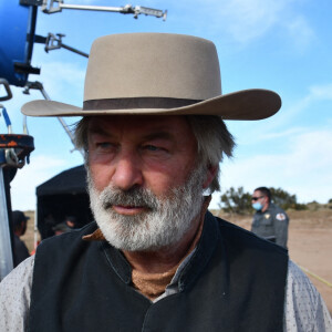 Le département du shériff de Santa Fe dévoile des photos et des vidéos du drame qui coûté la vie à Halyna Hutchins lors du tournage du film "Rust" avec Alec Baldwin.