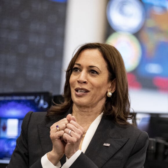 La vice-présidente des Etats-Unis Kamala Harris visite la base "Vandenberg Space Force" à Lompoc, le 18 avril 2022.