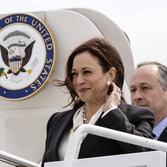 La vice-présidente des Etats-Unis Kamala Harris visite la base "Vandenberg Space Force" à Lompoc, le 18 avril 2022.