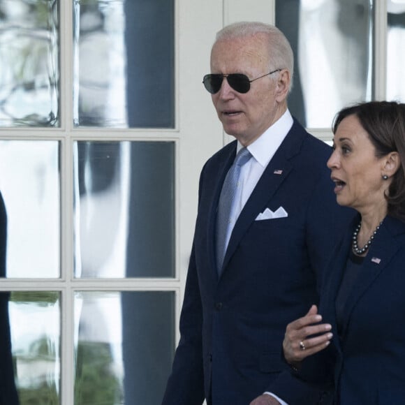 Le président des États-Unis Joe Biden écoute lors d'un événement annonçant de nouvelles actions de son administration pour lutter contre la criminalité liée aux armes à feu, à la Maison Blanche à Washington DC