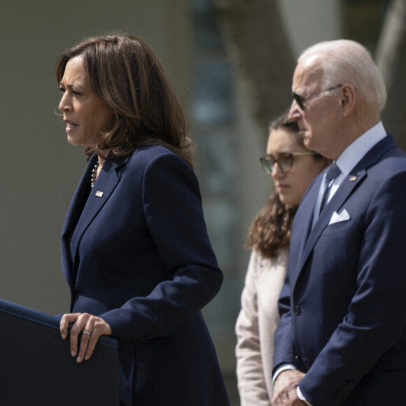 Le président des États-Unis Joe Biden écoute lors d'un événement annonçant de nouvelles actions de son administration pour lutter contre la criminalité liée aux armes à feu, à la Maison Blanche à Washington, DC, le 11 avril 2022.