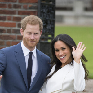 Le Prince Harry et Meghan Markle posent à Kensington palace après l'annonce de leur mariage au printemps 2018 à Londres le 27 novembre 2017.