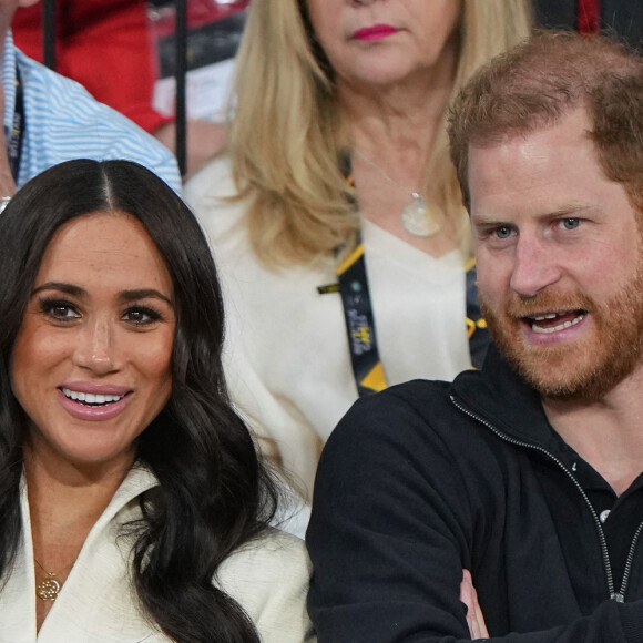 Le prince Harry et Meghan Markle assistent à la finale d'athlétisme, au deuxième jour des Invictus Games 2020 à La Haye, le 17 avril 2022.