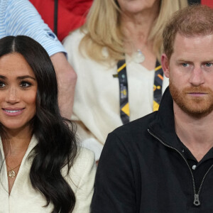 Le prince Harry et Meghan Markle assistent à la finale d'athlétisme, au deuxième jour des Invictus Games 2020 à La Haye, le 17 avril 2022.