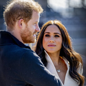 Le prince Harry et Meghan Markle assistent à la finale d'athlétisme, au deuxième jour des Invictus Games 2020 à La Haye, le 17 avril 2022.