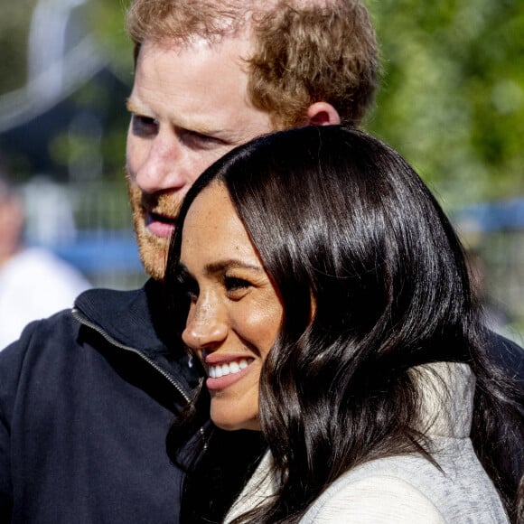 Le prince Harry et Meghan Markle assistent à la finale d'athlétisme, au deuxième jour des Invictus Games 2020 à La Haye, le 17 avril 2022.