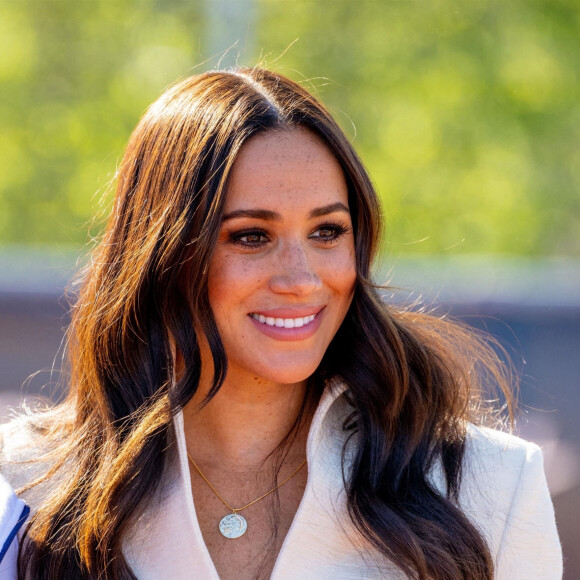 Le prince Harry et Meghan Markle assistent à la finale d'athlétisme, au deuxième jour des Invictus Games 2020 à La Haye, le 17 avril 2022.  Prince Harry and Meghan Markle attend the athletics final on day two of the Invictus Games 2020 in The Hague on April 17, 2022. 