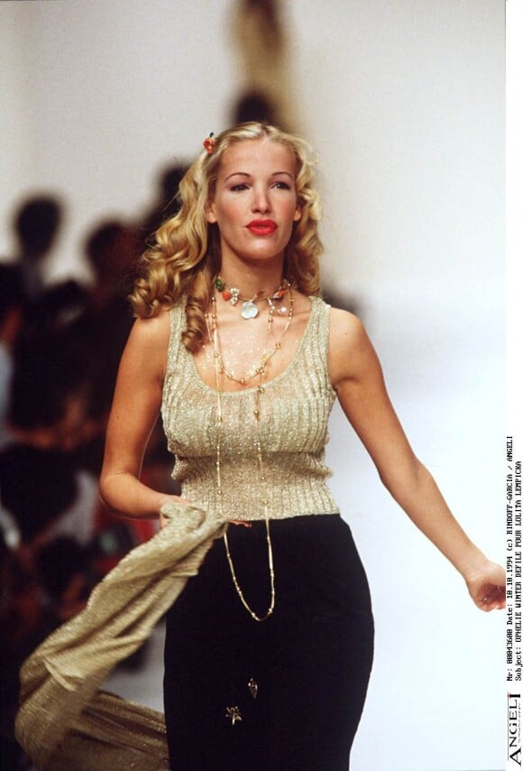 Ophélie Winter - Backstage - Défilé de mode Lolita Lempicka collection prêt-à-porter printemps-été 1995.