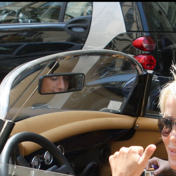 Ophélie Winter au volant d'une décapotable dans les rues de Paris.