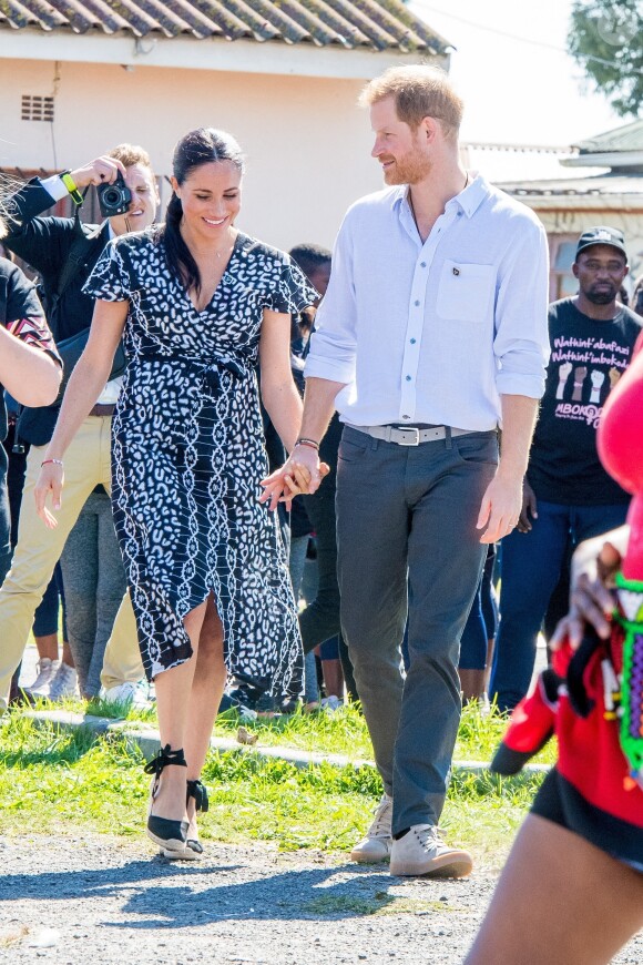 Meghan Markle, duchesse de Sussex, et le prince Harry, duc de Sussex, en visite dans le township de Nyanga, Afrique du Sud. Le 23 septembre 2019.