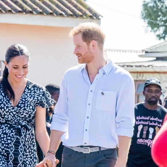 Meghan Markle, duchesse de Sussex, et le prince Harry, duc de Sussex, en visite dans le township de Nyanga, Afrique du Sud. Le 23 septembre 2019.