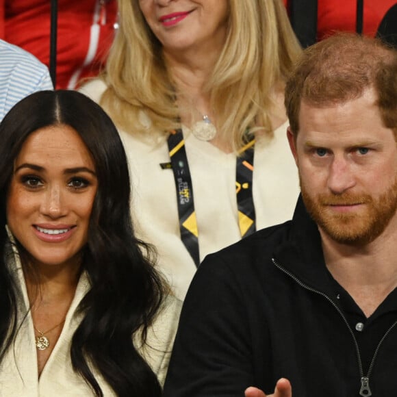 Le prince Harry et Meghan Markle assistent à la finale d'athlétisme, au deuxième jour des Invictus Games 2020 à La Haye, le 17 avril 2022. 