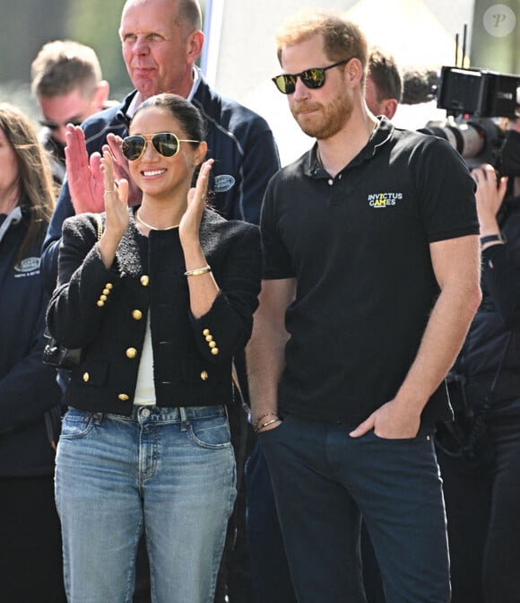 Le prince Harry et Meghan Markle lors du "Land Rover Challenge" au premier jour des Invictus Games 2020 à La Haye.