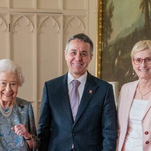 La reine Elisabeth II d'Angleterre reçoit Ignazio Cassis (président de la Confédération suisse) et sa femme Paola, au château de Windsor, le 28 avril 2022. 