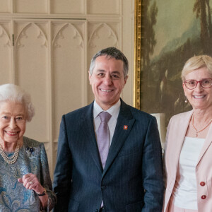 La reine Elisabeth II d'Angleterre reçoit Ignazio Cassis (président de la Confédération suisse) et sa femme Paola, au château de Windsor, le 28 avril 2022. 