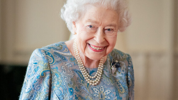 Elizabeth II en forme : adieu la canne, elle reçoit tout sourire à Windsor !