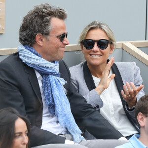 Anne-Sophie Lapix et son mari Arthur Sadoun dans les tribunes des internationaux de France de tennis de Roland-Garros à Paris, le 9 juin 2019. © Jacovides-Moreau/Bestimage