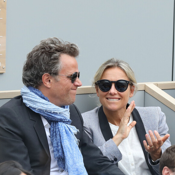 Anne-Sophie Lapix et son mari Arthur Sadoun dans les tribunes des internationaux de France de tennis de Roland-Garros à Paris, le 9 juin 2019. © Jacovides-Moreau/Bestimage