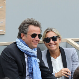 Anne-Sophie Lapix et son mari Arthur Sadoun dans les tribunes des internationaux de France de tennis de Roland-Garros à Paris, le 9 juin 2019.