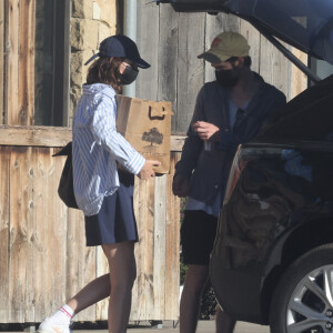 Exclusif - Andrew Garfield, et sa compagne Alyssa Miller chargent le coffre de leur voiture à Los Angeles, le 11 février 2022.