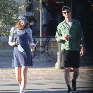 Exclusif - Andrew Garfield et sa compagne Alyssa Miller quittent le marché de Trancas à Malibu, Los Angeles, Californie, Etats-Unis, le 4 février 2022.