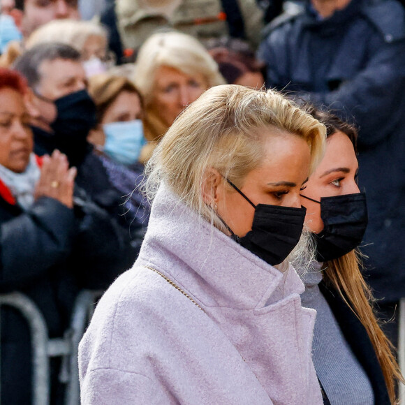 Elodie Gossuin et Delphine Wespiser - Obsèques de Jean-Pierre Pernaut en la Basilique Sainte-Clotilde à Paris, le 9 mars 2022. © Cyril Moreau / Bestimage