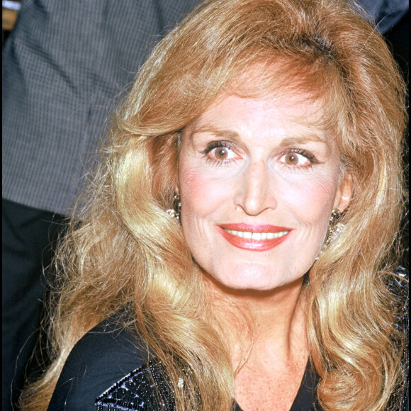 Portrait de Dalida dans un dîner