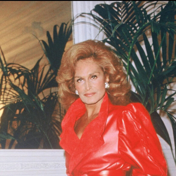 Dalida en robe rouge