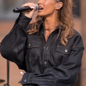 Exclusif - Vitaa - Enregistrement de l'émission "La chanson de l'année" dans les jardins du Palais Royal à Paris, qui sera diffusée le 12 juin sur TF1. Le 11 juin 2020 © Cyril Moreau / Bestimage 