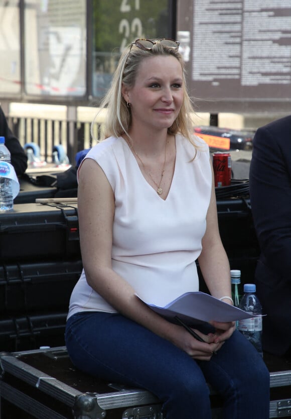 Marion Maréchal (enceinte) - Meeting du Candidat à la Présidentielle 2022 de Eric Zemmour sur la place du Trocadero à Paris