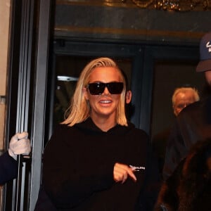 Kim Kardashian avec son compagnon Pete Davidson et Khloe Kardashian quittent leur hôtel pour rejoindre leur jet privé et rentrer à Los Angeles. New York, le 2 mai 2022.
