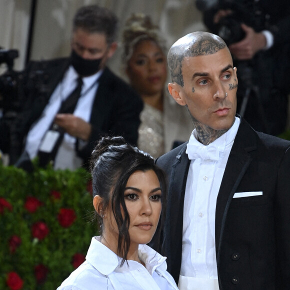 Travis Barker et Kourtney Kardashian arrivent au Met Gala 2022. Credit: Doug Peters/EMPICS